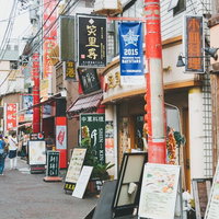 横浜中華街の中華料理店が立ち並ぶ路地裏の街並みの写真