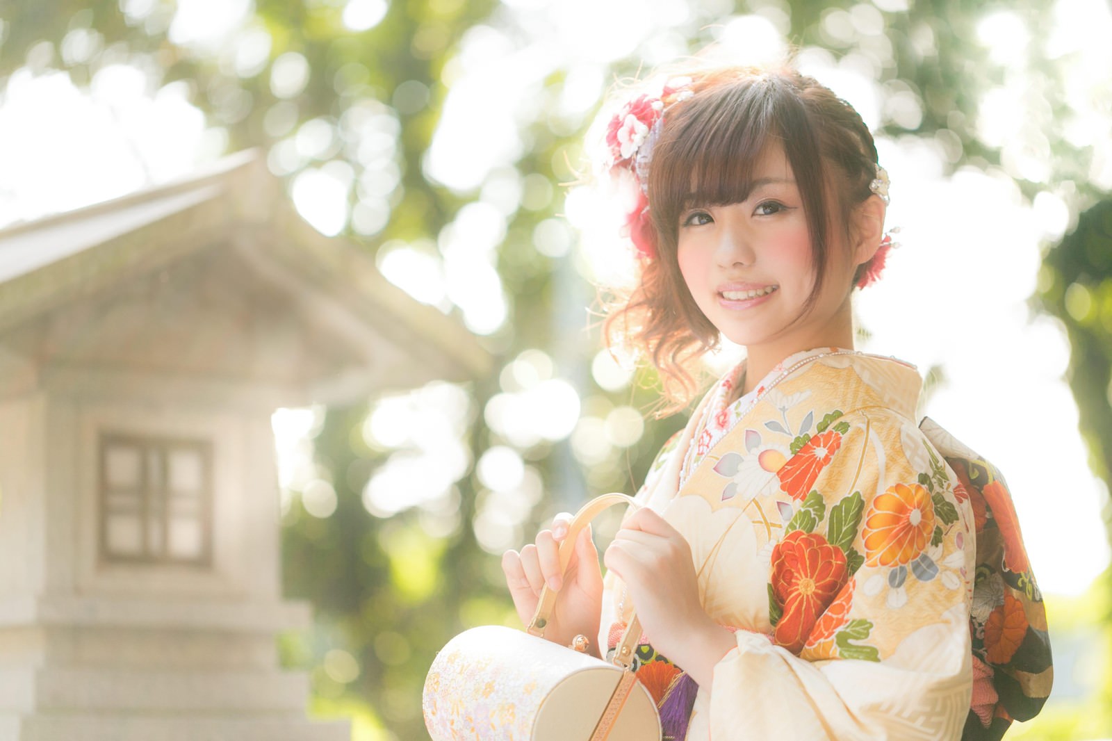 神社の境内で微笑む着物姿の女性［モデル：河村友歌］