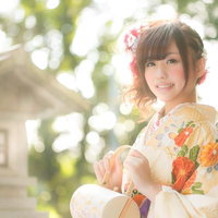 神社で祈願成就を願う着物姿の女性、正月初詣の和装の写真