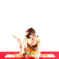 今年の目標を書初める着物美女 成人式の晴れ着姿で新年の抱負を毛筆で書くの写真