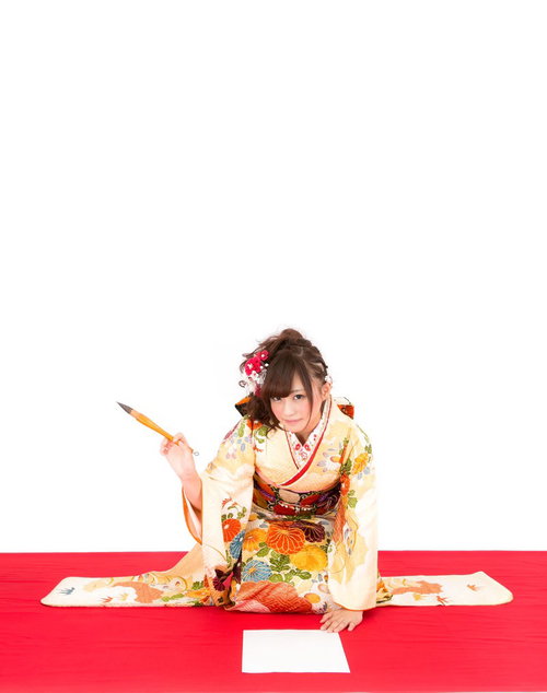 今年の目標を書初める着物美女 成人式の晴れ着姿で新年の抱負を毛筆で書くの写真