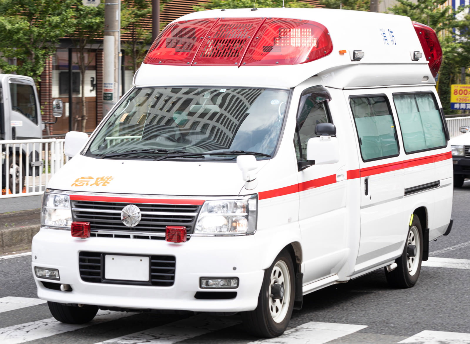 白い車体に赤十字マークが付いた救急車
