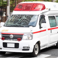 白い車体と赤十字マークの救急車 - 緊急医療搬送車両の写真