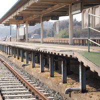 仙石線の旧野蒜駅に残るホームと線路の震災遺構の写真