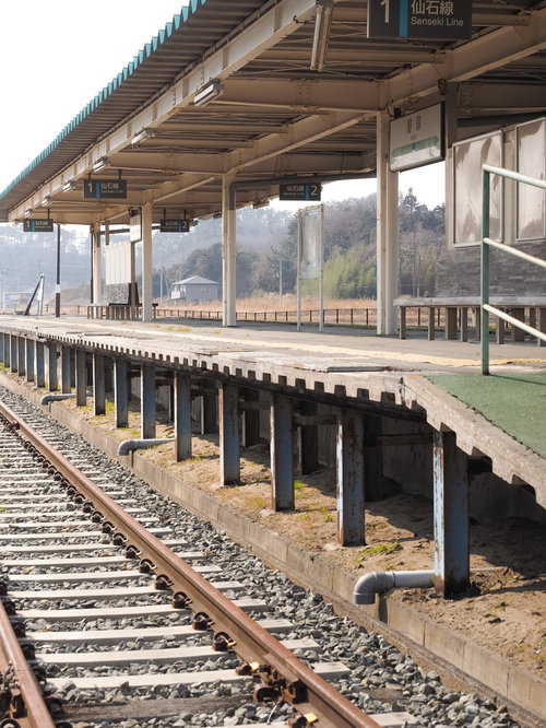 仙石線の旧野蒜駅に残るホームと線路の震災遺構