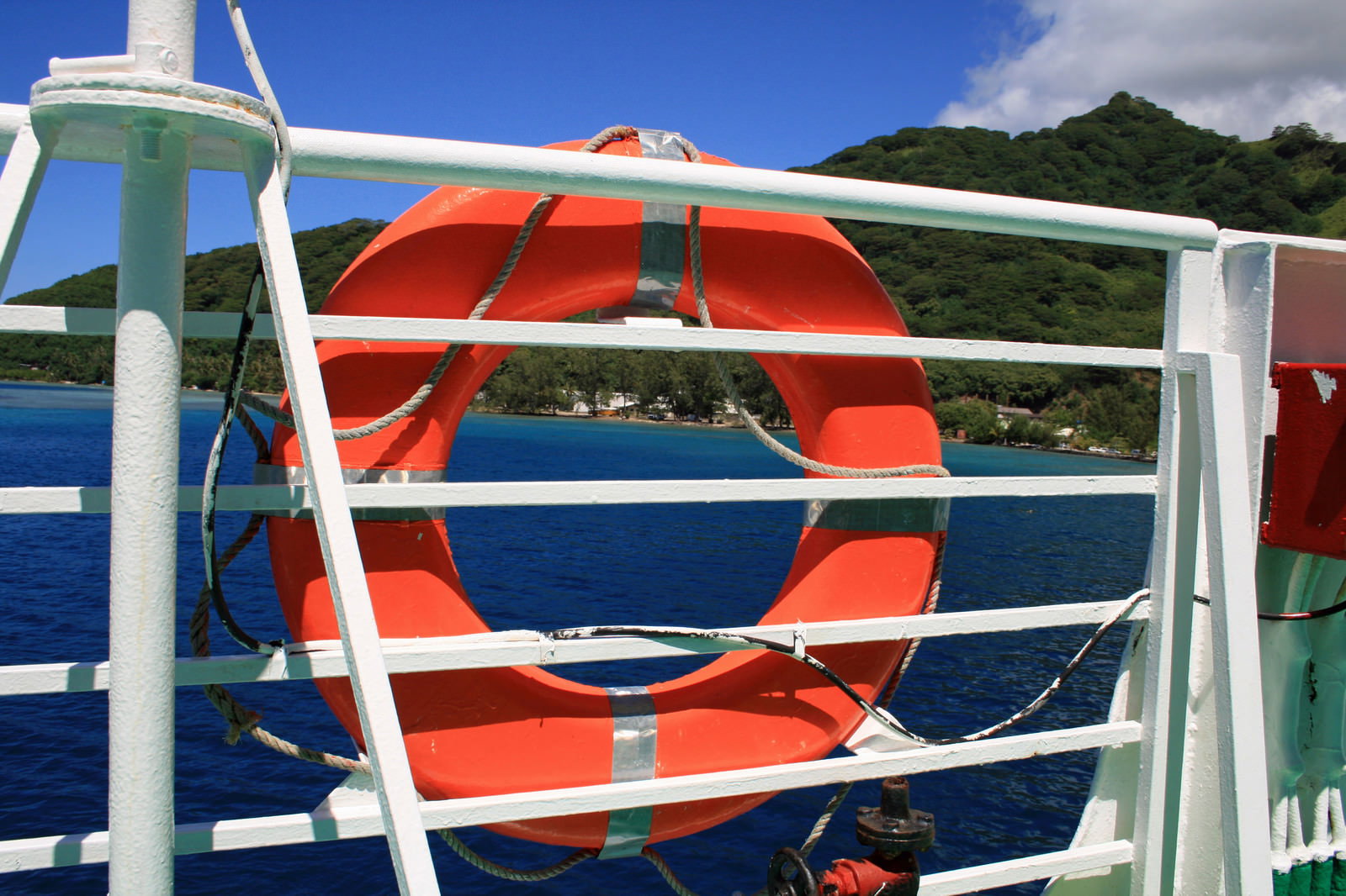 フェリーデッキの浮き輪と青い海
