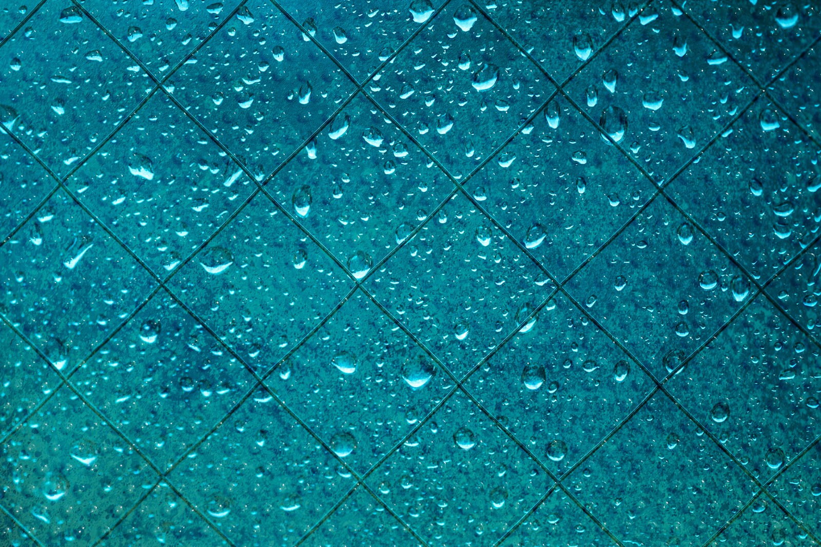 ガラス表面に付着した無数の雨粒と水滴