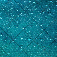 ガラスに纏わりつく雨粒と水滴のテクスチャーの写真