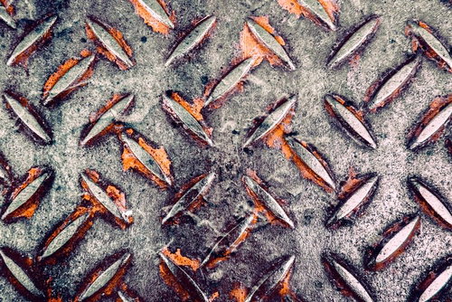 リブ周辺の塗装が剥げる縞鋼板のテクスチャー