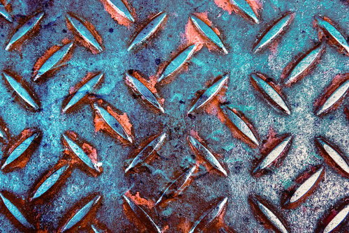 赤茶色に錆びた縞鋼板の浮き上がるリブのテクスチャー