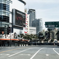 ロサンゼルスのダウンタウンの高層ビル群と都市街並みの写真