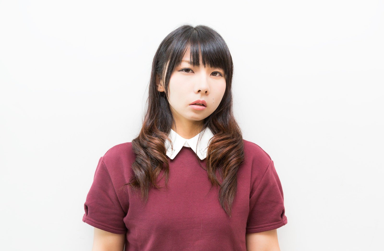 正面を向く呆れた表情の若い女性［モデル：Lala］