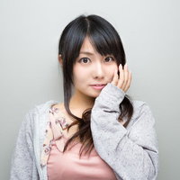 頬に手を当てて期待した表情をする彼女の写真