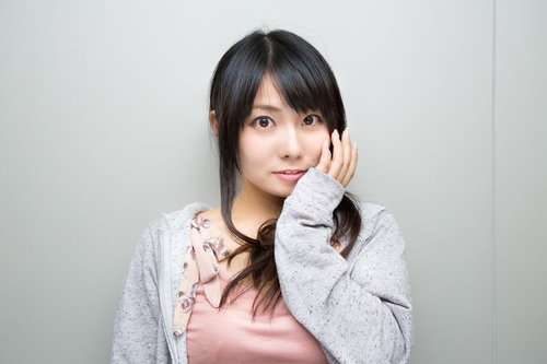 頬に手を当てて期待した表情をする彼女