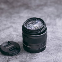 レンズを落として歪んでヒビ入ったカメラレンズの写真