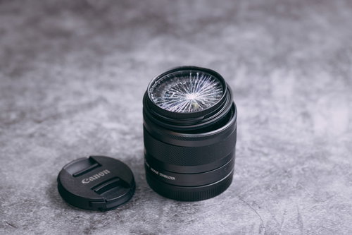 レンズを落として歪んでヒビ入ったカメラレンズ