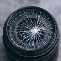 レンズフィルターを着けててよかった。中央から放射状に広がるひび割れの写真
