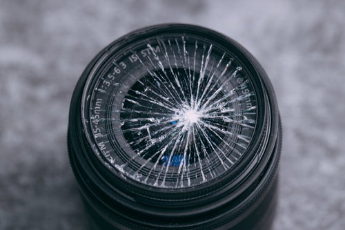 レンズフィルターを着けててよかった。中央から放射状に広がるひび割れ
