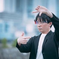 未来を切り拓くARグラスを装着したCEO男性の写真