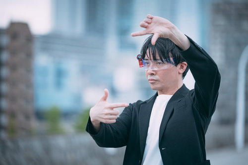 未来を切り拓くARグラスを装着したCEO男性
