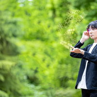 ARグラスで光るデータパネルを操作する男性経営者の写真