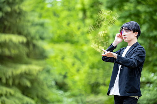 ARグラスで光るデータパネルを操作する男性経営者