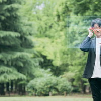 ARグラスを手に、新たなビジネスの扉を開き続けるエンジニア男性の写真