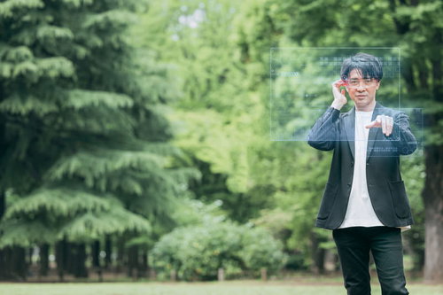 ARグラスを手に、新たなビジネスの扉を開き続けるエンジニア男性