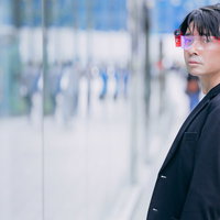 そのARグラス偽物だろ、失礼だなピンクフレームの本物だよの写真