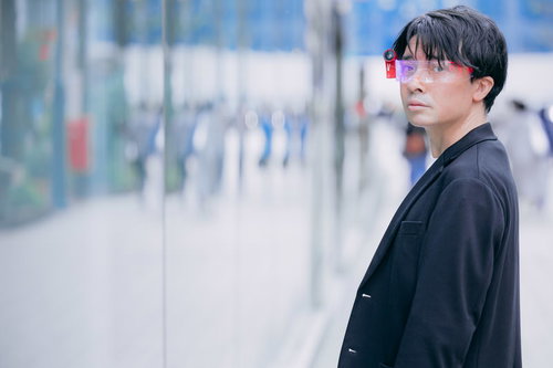 そのARグラス偽物だろ、失礼だなピンクフレームの本物だよ