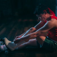 オフ日はローラースケートで休憩するアイドル男性の写真