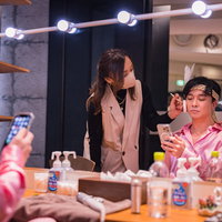 楽屋の鏡の前でメイク中に悪態をつく自称スターの写真