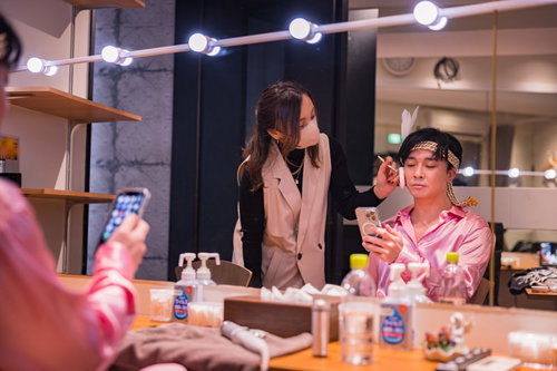 楽屋の鏡の前でメイク中に悪態をつく自称スター