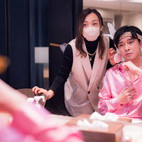楽屋でメイク中の昭和生まれアイドルと女子マネージャーの写真