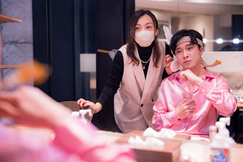 楽屋でメイク中の昭和生まれアイドルと女子マネージャー