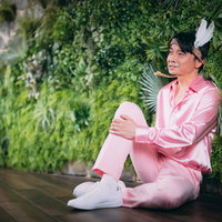 アイドルを目指す夢を語るピンク衣装の男性の写真