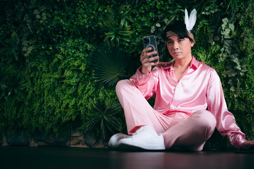 自撮りに余念がないコンサート風のスター男性