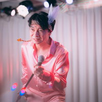 カリスマ社長のメン地下デビュー、ステージで熱唱する男性の写真