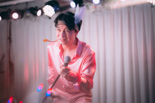 カリスマ社長のメン地下デビュー、ステージで熱唱する男性