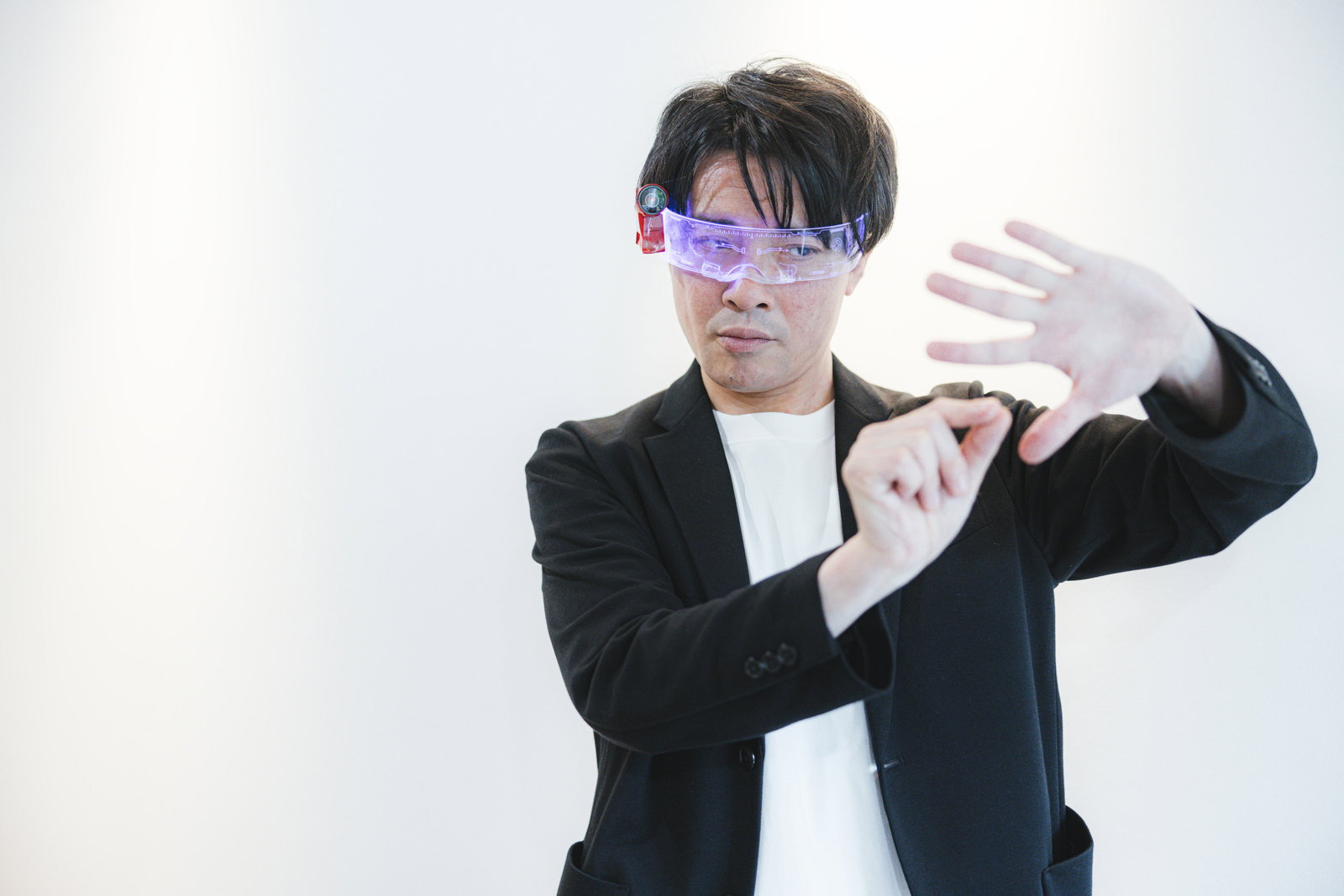 ARグラスを装着して両手で操作するビジネスマンの男性［モデル：金子周平］