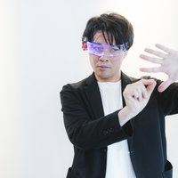 時空を超越するARグラスを装着したビジネスマンの男性の写真