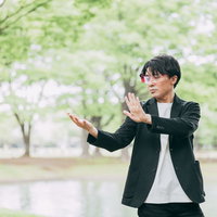 仮想現実の世界を操る天才経営者、その名はカネコの写真