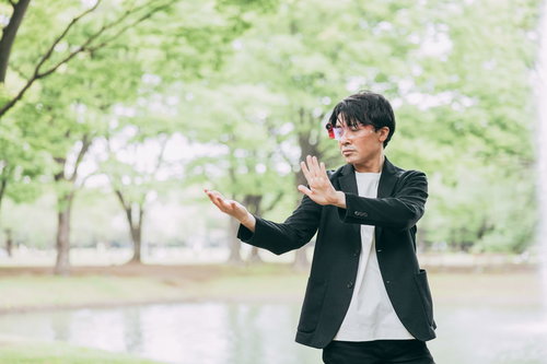 仮想現実の世界を操る天才経営者、その名はカネコ