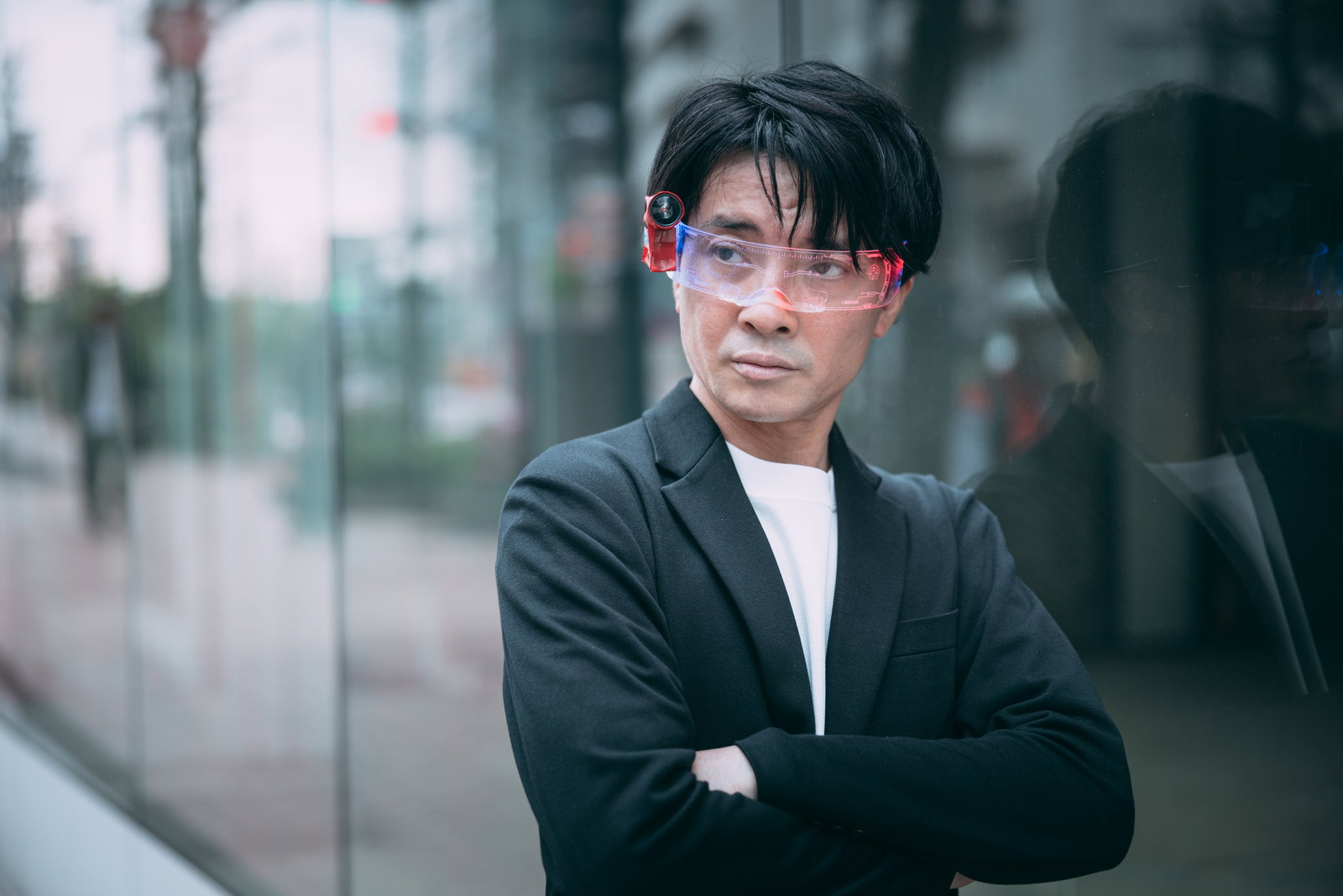 ARグラスを装着してビジネススーツ姿で腕を組む男性［モデル：金子周平］