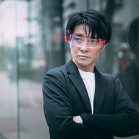 ARグラスを装着して腕を組む男性エンジニアの写真