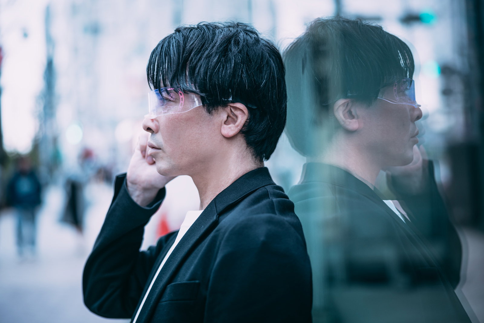 ARグラスをかけて未来を見つめる男性の横顔［モデル：金子周平］