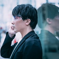 ARグラスで見える未来ビジョン、経営戦略の核心に気づく男性の写真