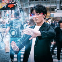 魔法の眼鏡を装着し異次元エネルギーの光る魔法陣を発動する男性会社員の写真