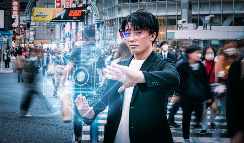 魔法の眼鏡を装着し異次元エネルギーの光る魔法陣を発動する男性会社員