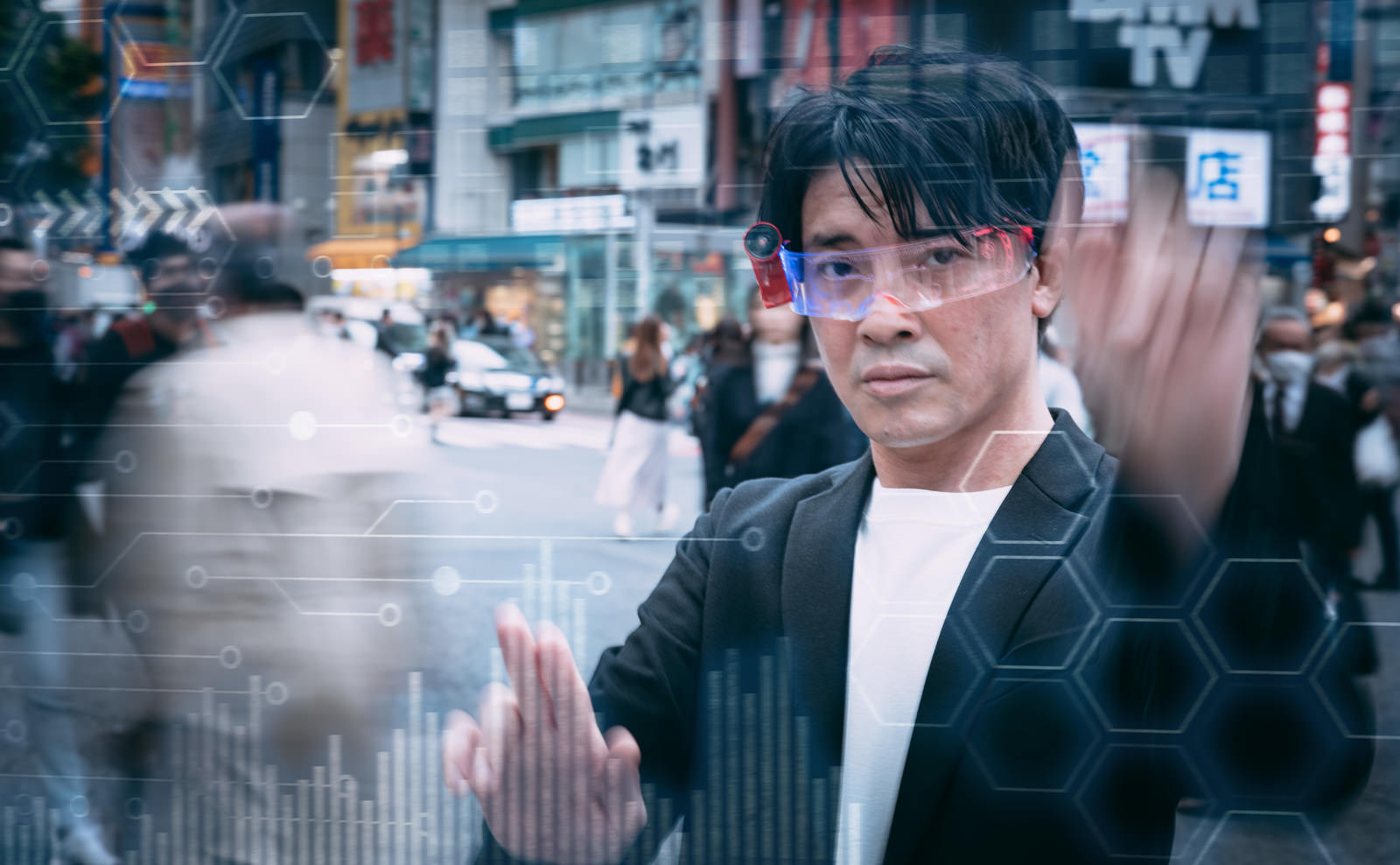 ARグラスを装着し、デジタル画面を操作するビジネス男性［モデル：金子周平］